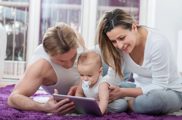 Yere Bırakmasını Tablet Onların Bebek Çocuk Ile Oynamaya Mutlu Anne — Stok fotoğraf