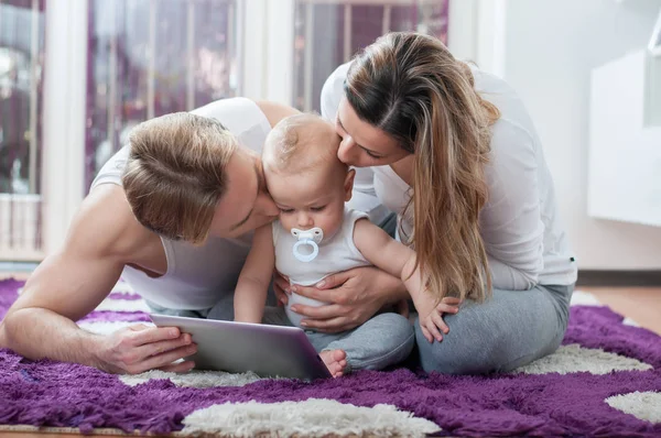 Genitori Felici Sdraiati Sul Pavimento Giocare Sul Tablet Con Loro — Foto Stock