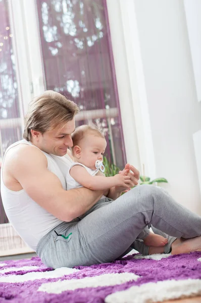 Gelukkig Vader Zittend Vloer Het Spelen Met Zijn Babyjongen — Stockfoto