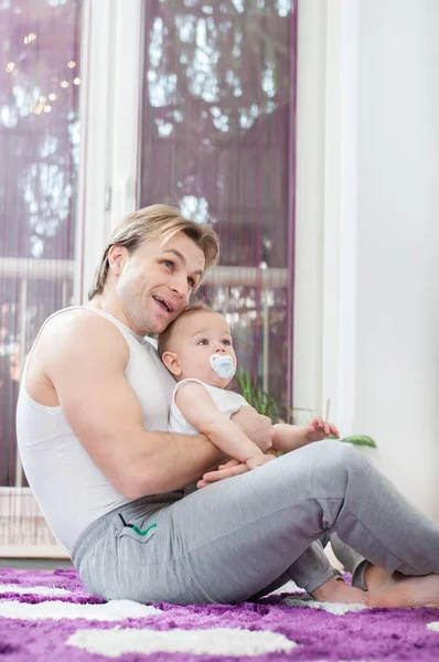 바닥에 앉아서 아기와 아버지 — 스톡 사진