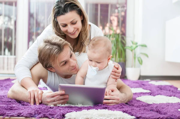 Genitori Felici Sdraiati Sul Pavimento Che Giocano Con Loro Bambino — Foto Stock