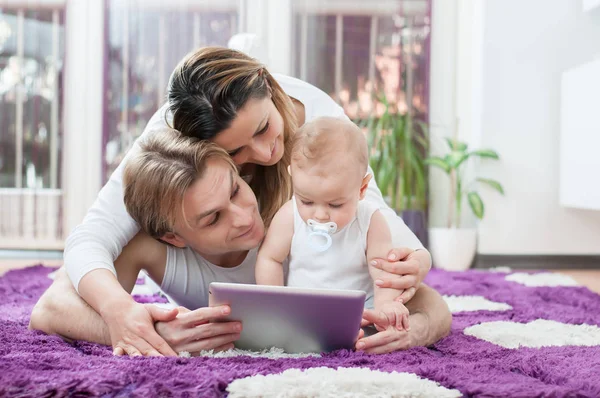 Genitori Felici Sdraiati Sul Pavimento Che Giocano Con Loro Bambino — Foto Stock