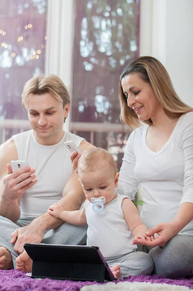 Genitori Felici Seduti Sul Pavimento Giocare Con Loro Bambino Era — Foto Stock