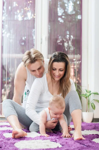 바닥에 그들의 아기와 컴퓨터 — 스톡 사진