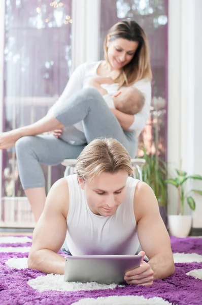 Genitori Felici Papà Sdraiato Sul Pavimento Giocare Sul Tablet Madre — Foto Stock