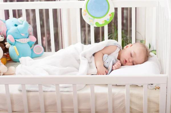 Beau Bébé Garçon Couché Dans Son Lit Dormant — Photo