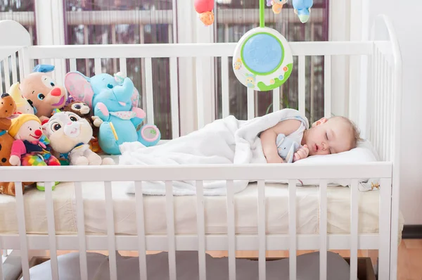 Mooie Babyjongen Vaststelling Zijn Bed Slapen — Stockfoto