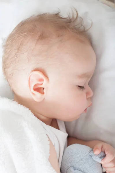 Hermoso Niño Acostado Cama Durmiendo Cerca —  Fotos de Stock