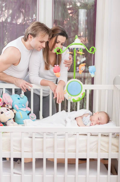 Des Parents Heureux Debout Côté Lit Bébé Bonheur Fierté — Photo