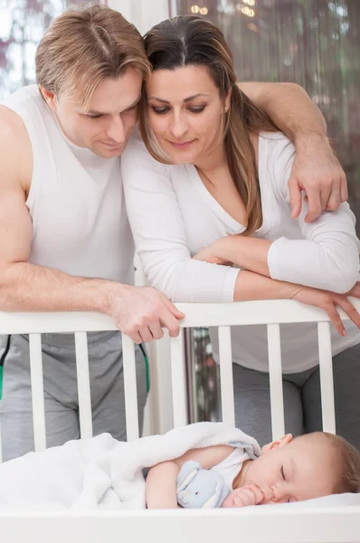 Des Parents Heureux Debout Côté Lit Bébé Bonheur Fierté — Photo