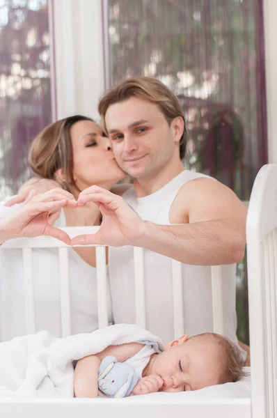 Glückliche Eltern Die Neben Dem Bett Des Babys Stehen Glück — Stockfoto