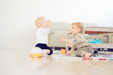 Sevimli küçük kız ve erkek evde oyuncaklar ile oynama