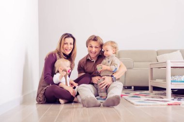 Mutlu aile kendi küçük ile katta oturan aile onların oğlu ve kızı ile evde vakit geçirmek bebekler.