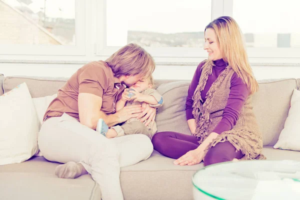 소파에 앉아서 놀고 행복 한 가족의 초상화. — 스톡 사진