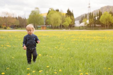 Mutlu çocuk yürüyen atmak çim ve zevk