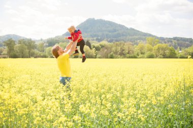 Mutlu baba onun bebek çocuk alanında güzel güneşli günde kaldırma