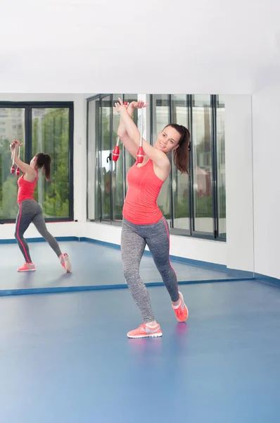 Schöne junge Frau macht Gimnastics auf dem Boden mit Arsch. — Stockfoto