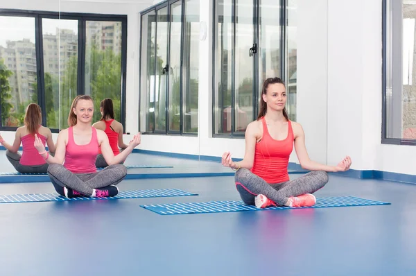 Duas belas mulheres jovens fazendo exercício de ginástica — Fotografia de Stock