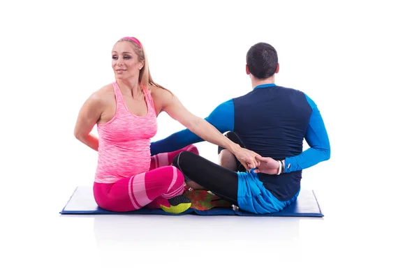 Feliz jovem casal fazendo exercício em par para a gravidez no fundo branco . — Fotografia de Stock