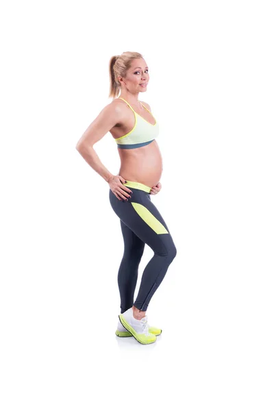 Vackra lyckliga gravida kvinnor gör övning med Kettlebell på den vita bakgrunden — Stockfoto