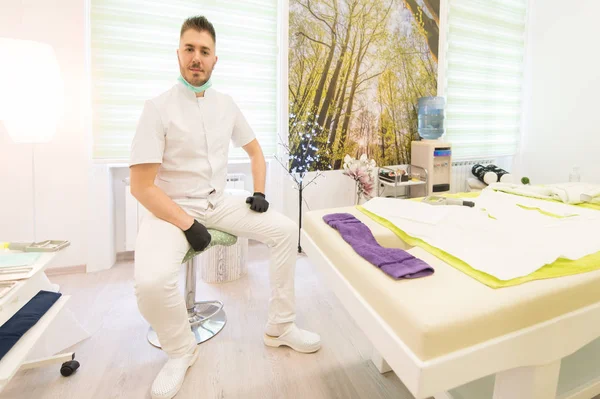 Terapeuta hijama siedzi na krześle i pozuje w gabinecie masażu. — Zdjęcie stockowe