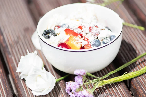 Ensalada de frutas frescas saludables con queso en el fondo de madera . — Foto de Stock