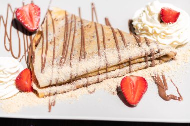 Tabakta çilek ve krema ile lezzetli gözleme