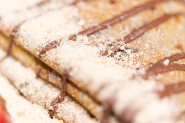 Krema ve çikolata ile lezzetli gözleme yakın