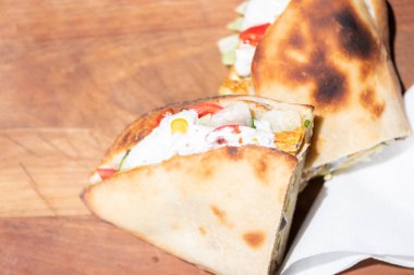 Ahşap bir tabak üzerinde ev yapımı baget ile Sağlıklı ızgara tavuk sandviç. Üstte görüntü.