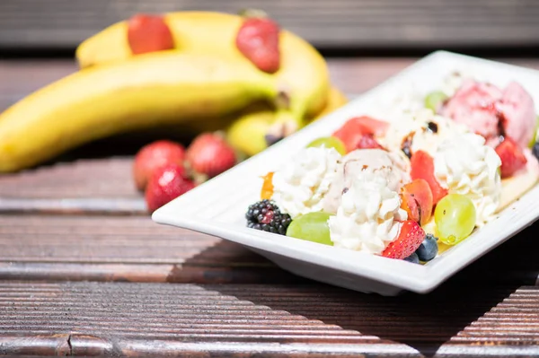 Placa de ensalada de frutas frescas saludables con helado en el fondo de madera . — Foto de Stock