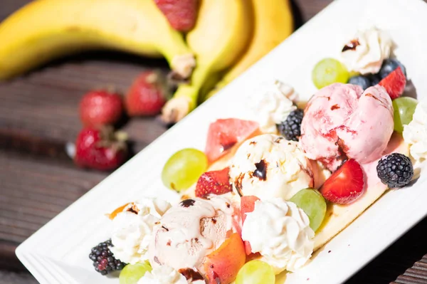 Placa de ensalada de frutas frescas saludables con helado en el fondo de madera . — Foto de Stock