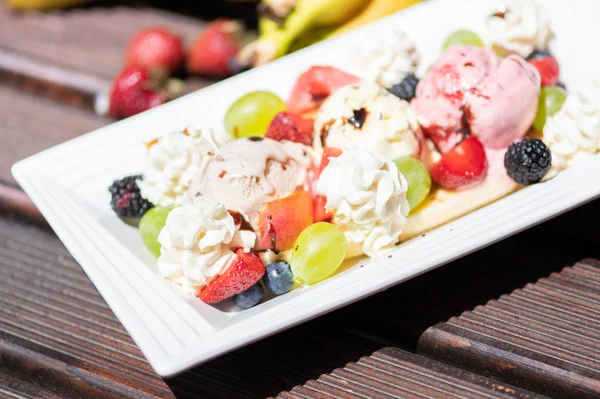 Placa de ensalada de frutas frescas saludables con helado en el fondo de madera . — Foto de Stock