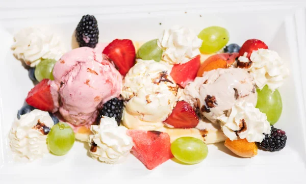 Dondurma ile sağlıklı taze meyve salatası Tabak. Üstte görüntü.