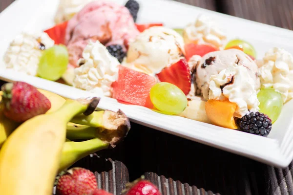 Placa de ensalada de frutas frescas saludables con helado en el fondo de madera . — Foto de Stock