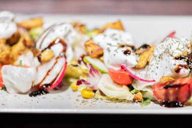 Domates, tatlı mısır, salatalık, krema ve marul ile Tavuk salatası. Ev yapımı yemekler. Lezzetli ve sağlıklı bir yemek için konsept.