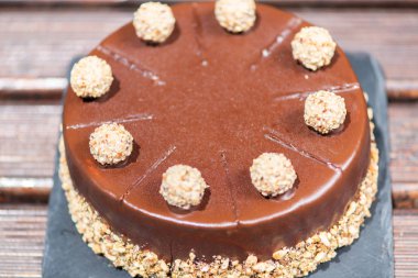 Fındık ile ahşap bir masada Çikolatalı kek