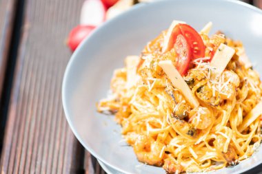 Makarna, peynirli spagetti, mantar ve domates. Sağlıklı gıda