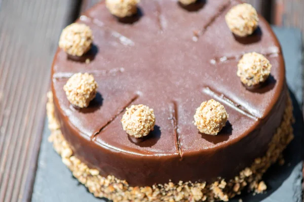 Chokladkaka på ett träbord med nötter — Stockfoto