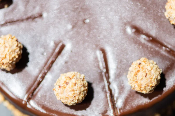 Chokladkaka på ett träbord med nötter. Uppifrån och. — Stockfoto