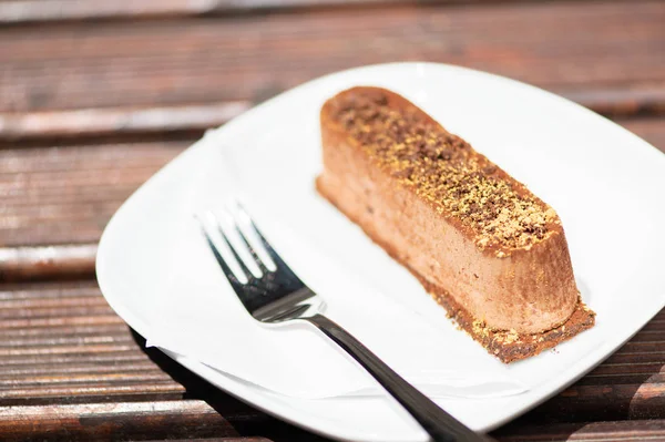 Sabroso pastel de chocolate en la mesa de madera . — Foto de Stock