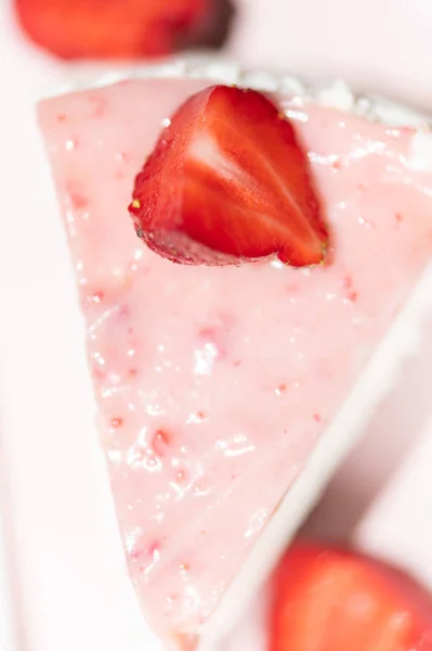 Close-up van verse aardbeientaart slice op de roze plaat met gelaagde crème. Top View. — Stockfoto