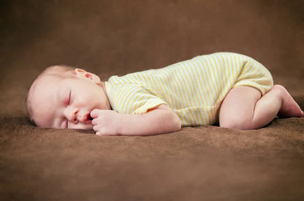Mooie Pasgeboren Baby Jongen Slapen Vredig Zachte Bruine Deken — Stockfoto