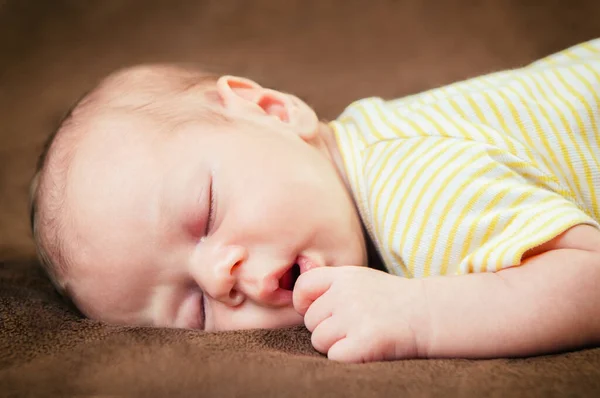 Hermoso Bebé Recién Nacido Niño Durmiendo Pacíficamente Manta Marrón Suave —  Fotos de Stock
