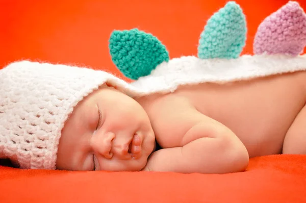 Vacker Nyfödd Pojke Med Söt Mössa Sover Fridfullt Mjuk Röd — Stockfoto