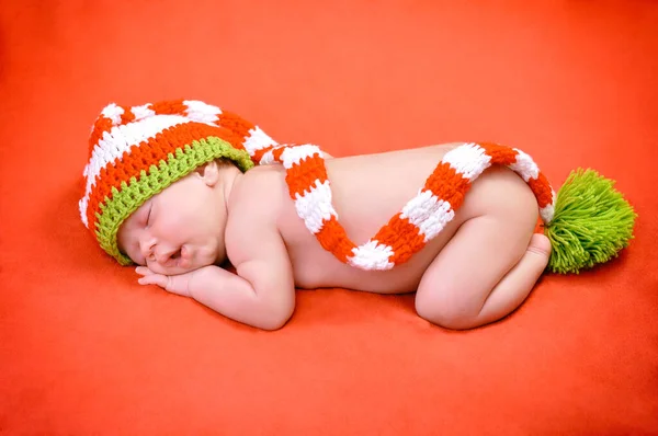 Schöner Neugeborener Junge Mit Süßer Mütze Schläft Friedlich Auf Der — Stockfoto