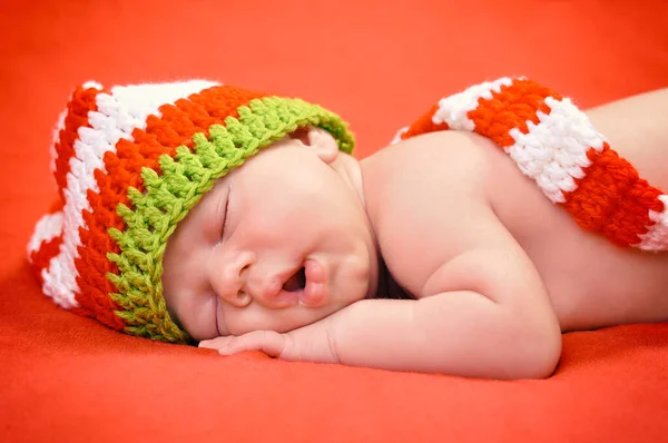 Mooie Pasgeboren Baby Jongen Met Schattige Cap Slapen Vredig Zachte — Stockfoto