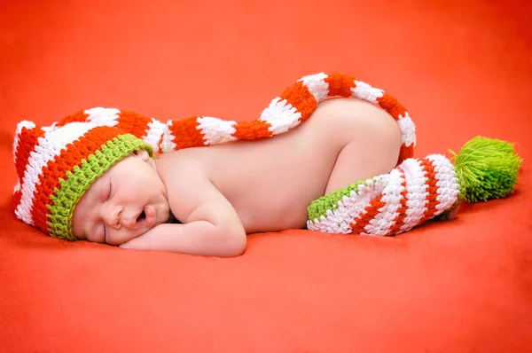 Hermoso Bebé Recién Nacido Niño Con Gorra Linda Durmiendo Pacíficamente —  Fotos de Stock