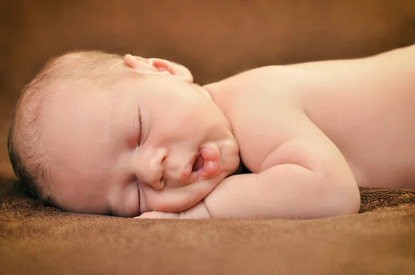 Schöner Neugeborener Junge Schläft Friedlich Auf Der Weichen Braunen Decke — Stockfoto