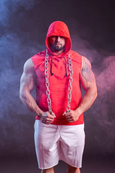 Poderoso Homem Musculoso Com Capuz Corrente Posando Camisola Vermelha Estúdio — Fotografia de Stock