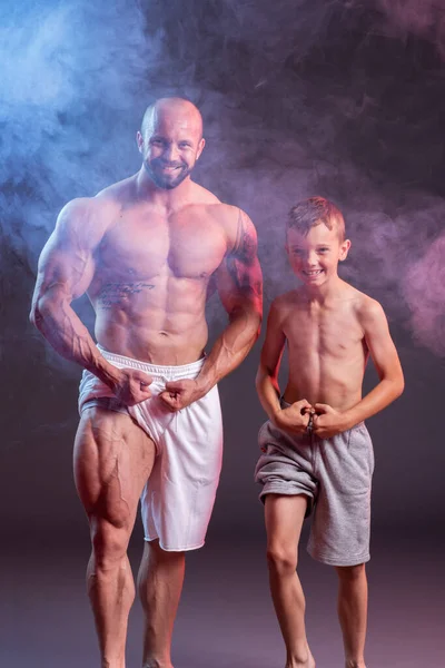 Puissant Homme Musclé Torse Posant Avec Son Fils Studio Avec — Photo